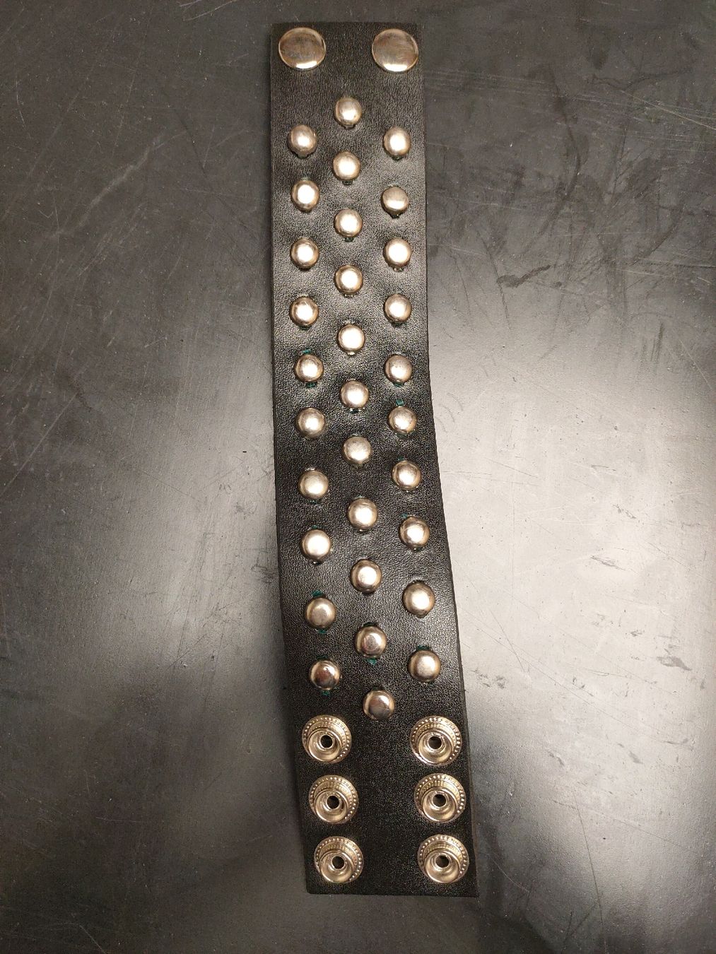 Bracciali & Braccialetti: Schwarzes Lederarmband mit Nieten – Usato da Oberwil b. Büren venduto da 3298Oberwil