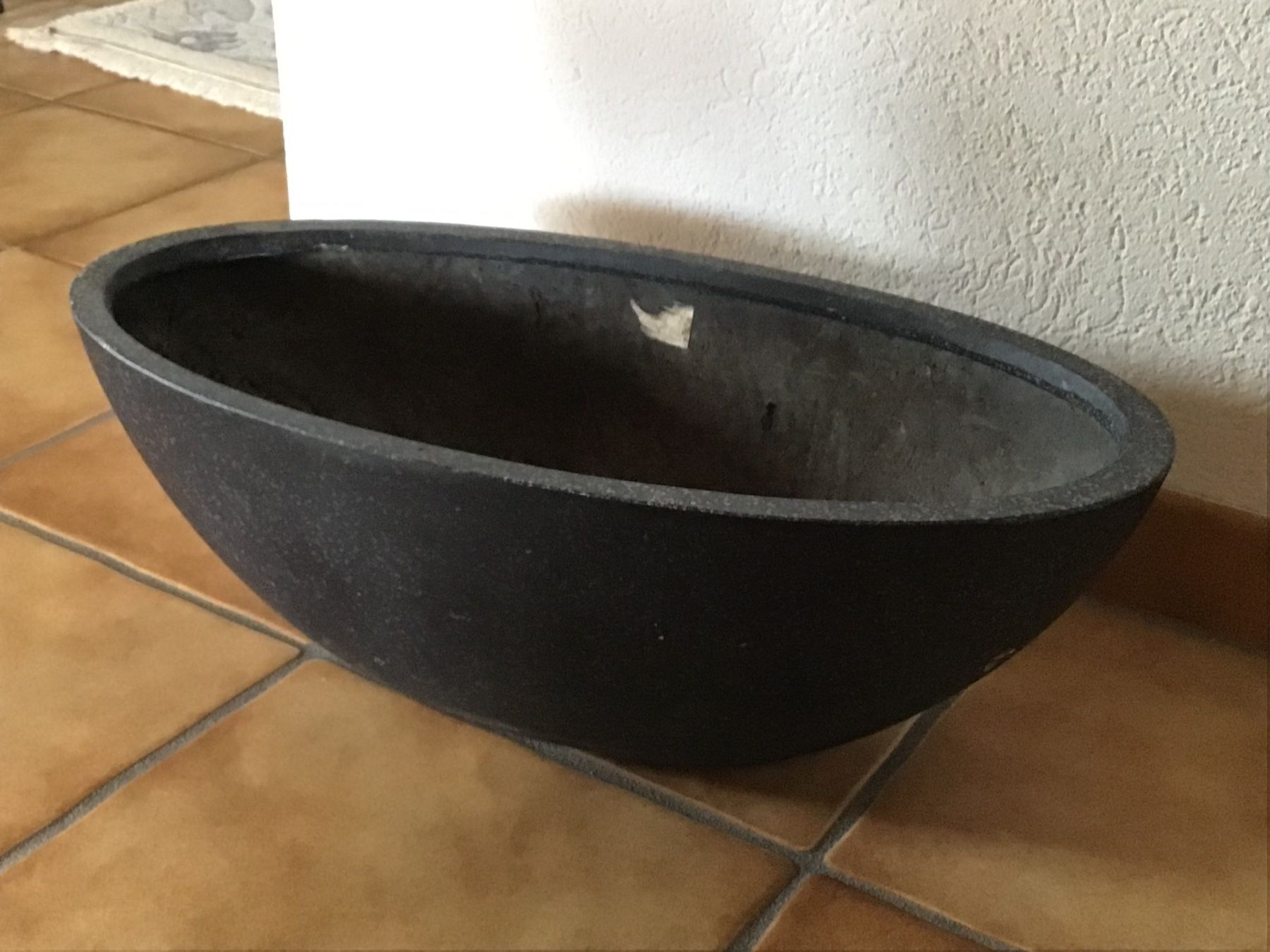 Interio Vasi per fiori: Blumentopf anthrazit strukturierter Look mit weissen Spots – Usato da Weggis venduto da Tupferl