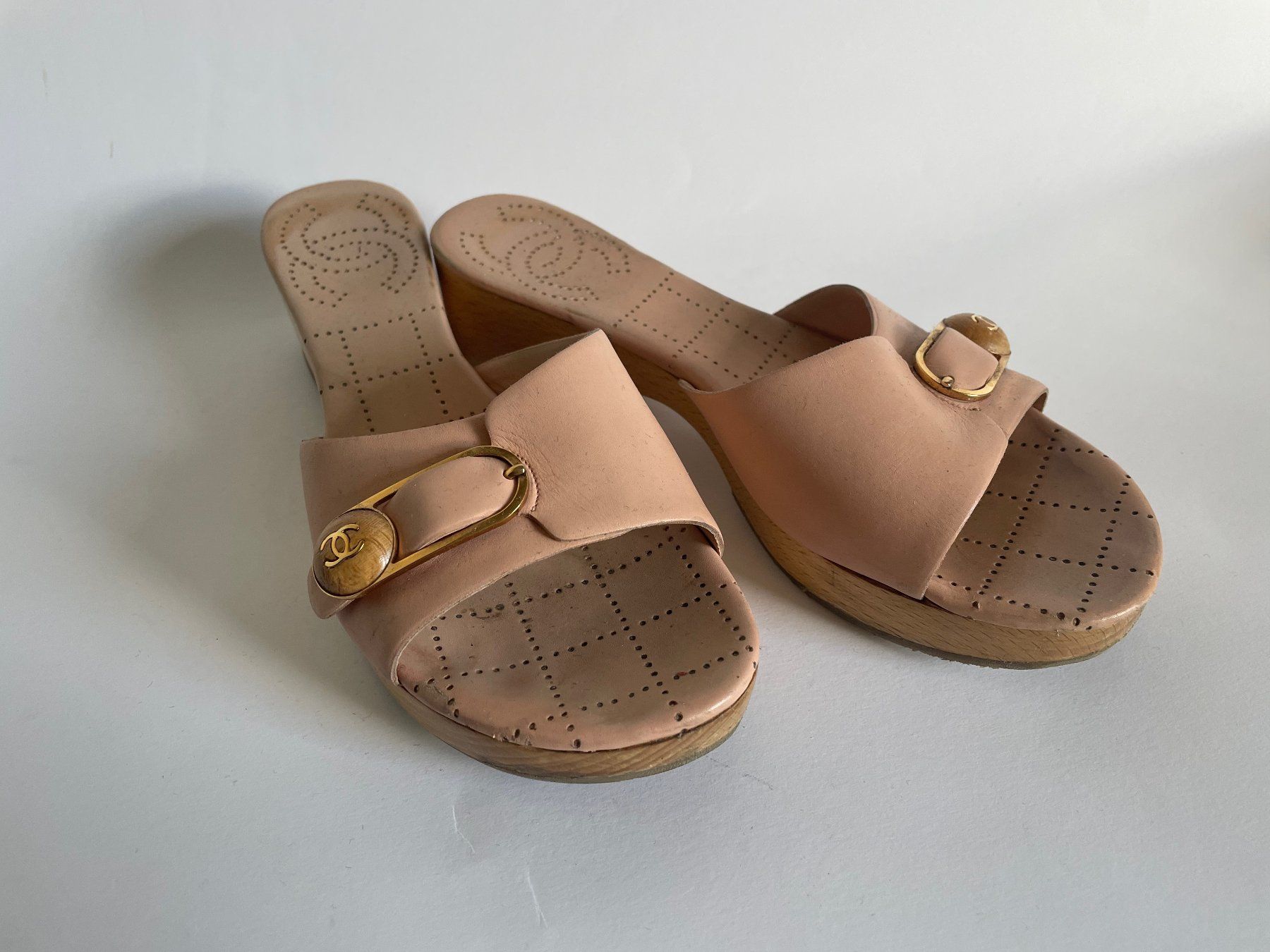 Chanel Scarpe da donna: CHANEL Holz Plateau Pantolette, Gr.36 – Usato da Zürich venduto da Caro55 1