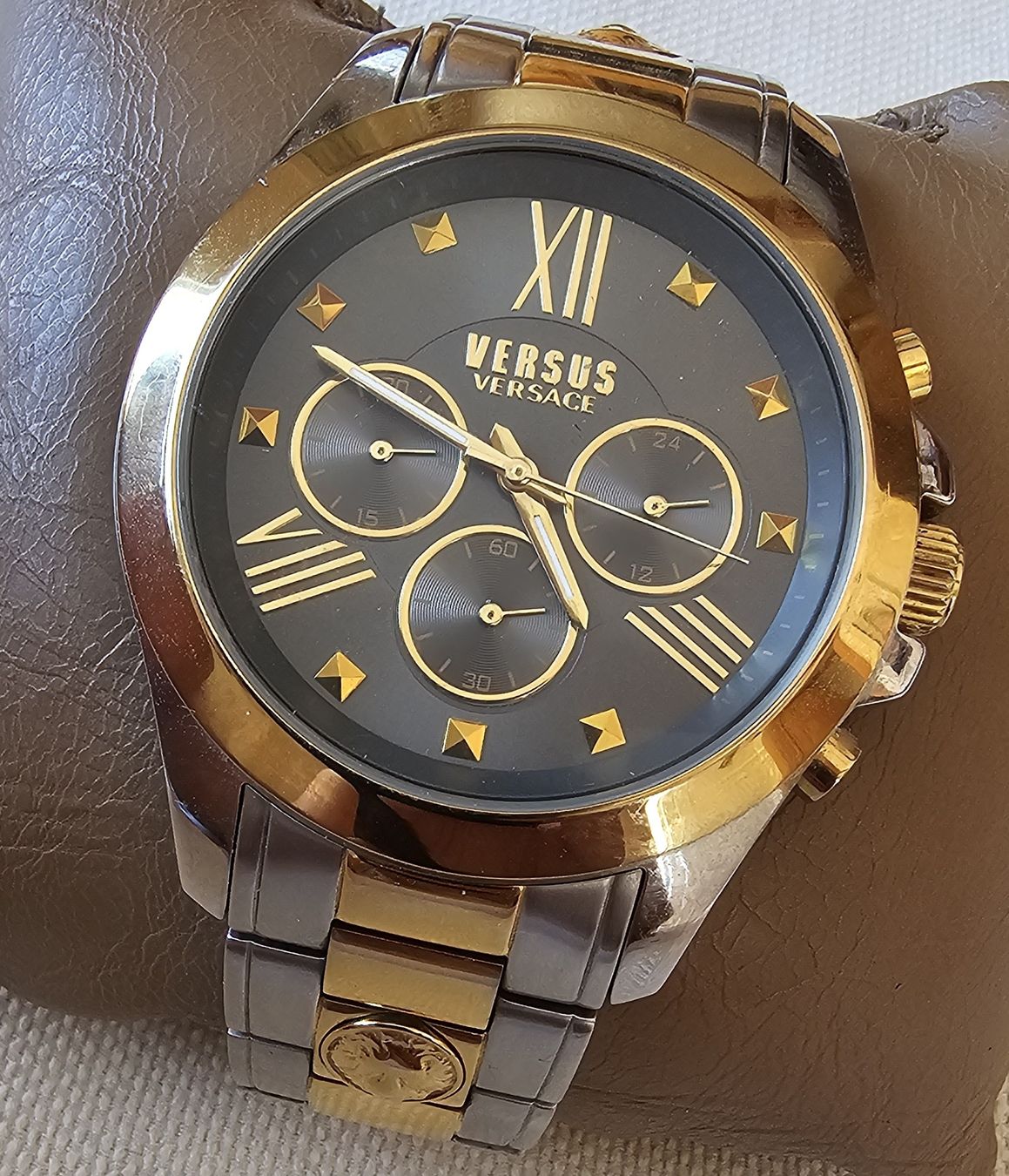 Versace Orologi: VERSUS VERSACE Chrono Elegante Herrenuhr 47mm – Usato da Speicher venduto da Lemore 2