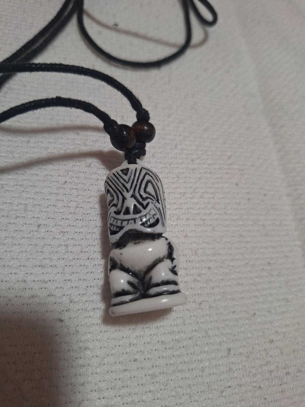 Catenine: Collier tiki avec cordon noir – Usato da Crans VD venduto da Yobia8 1