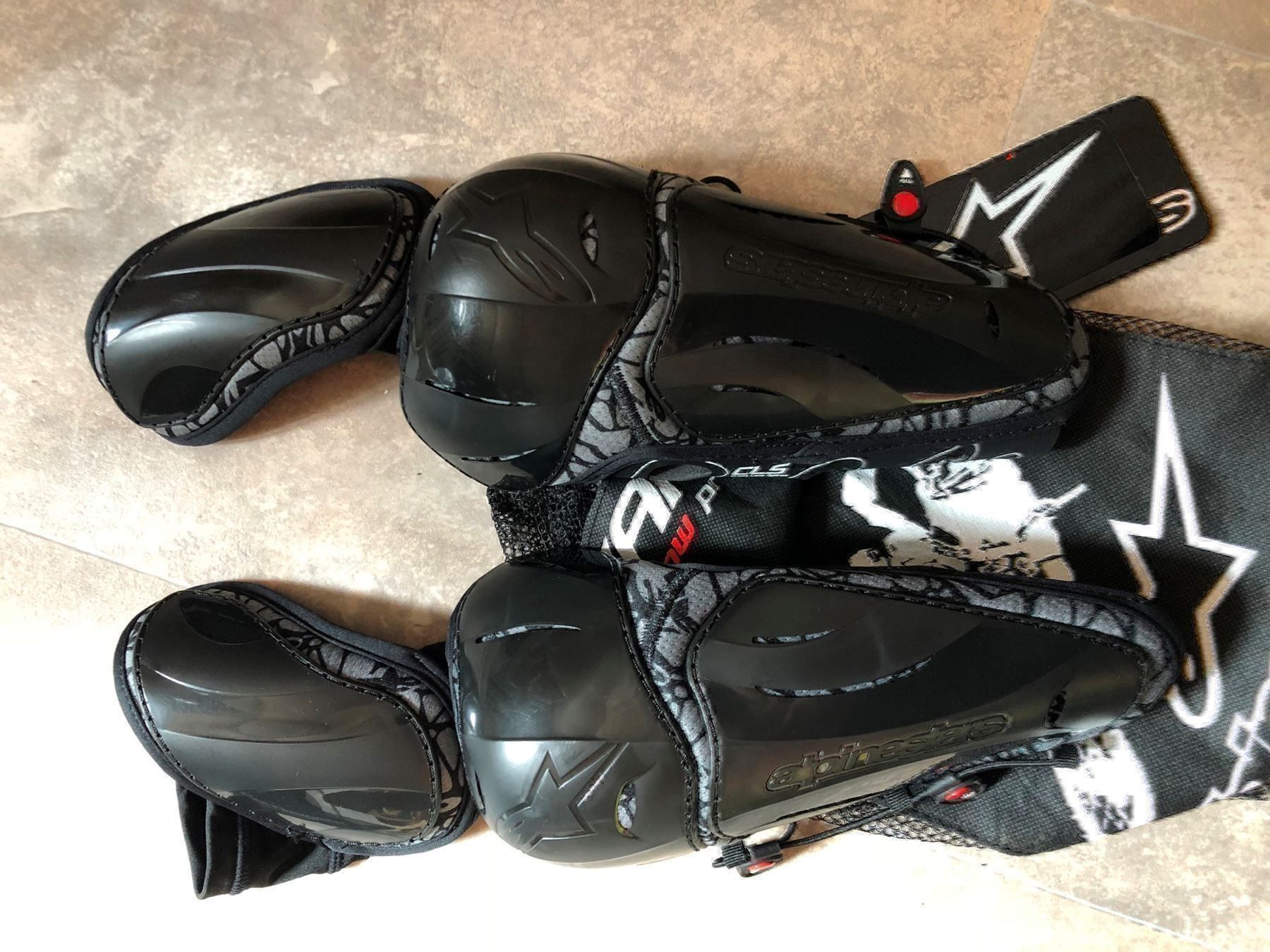 Alpinestars Schutz & Schoner: Alpinestars Ellbogen Protektoren Gr. S – Neu und originalverpackt aus Bättwil von paul74