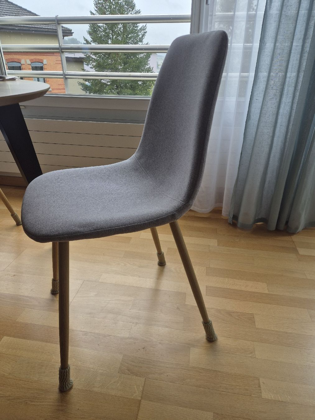 Micasa Stühle: 4 graue Stühle mit Holzbeinen – Gebraucht aus St. Gallen von Soraina 2