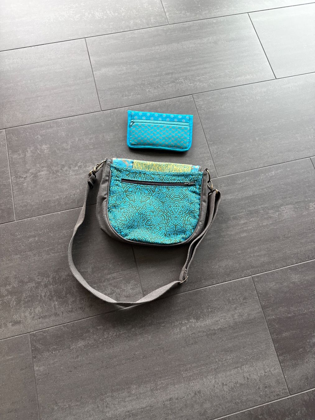 Borse da donna: Tasche mit passendem Kulturbeutel – Usato da St. Niklausen LU venduto da Sundy01 2