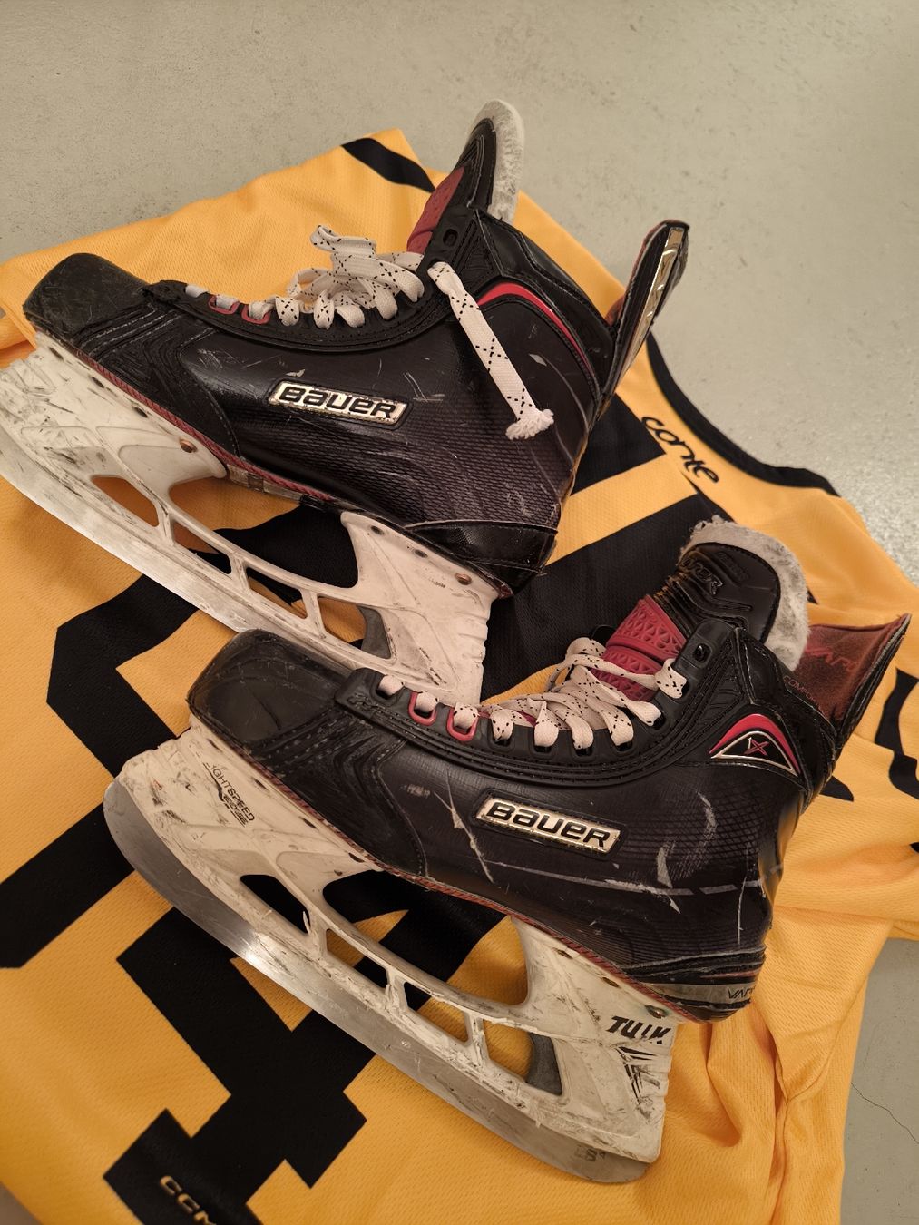 Bauer Pattini da ghiaccio: Bauer Eishockey Schlittschuhe Grösse 39 - Beite EE – Usato da Bassersdorf venduto da daniela_annacaterina