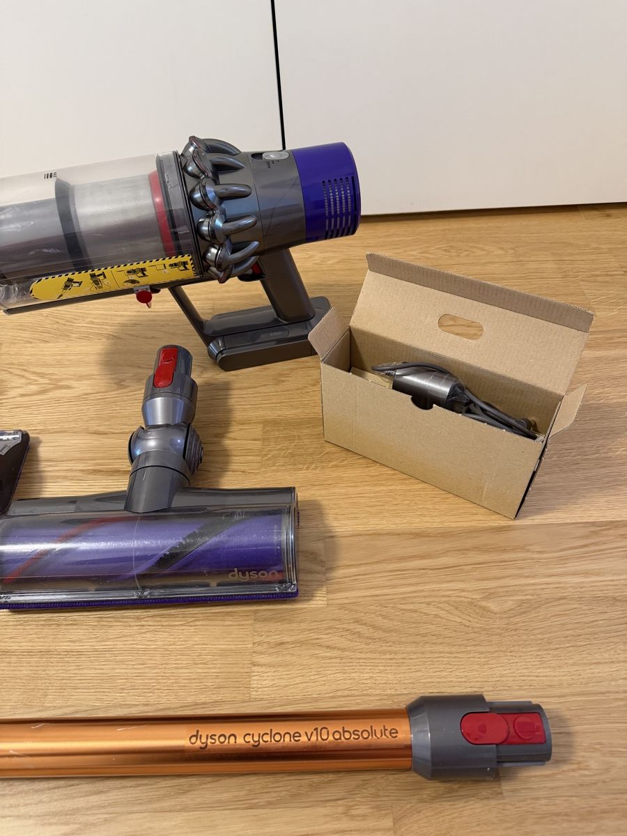 Dyson Aspirateurs & Accessoires: Dyson V10 cyclone absolute – D'occasion à Meyrin par SA_3006 2