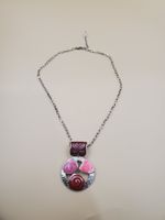 Collier fantaisie avec pendentif rond rose et rouge