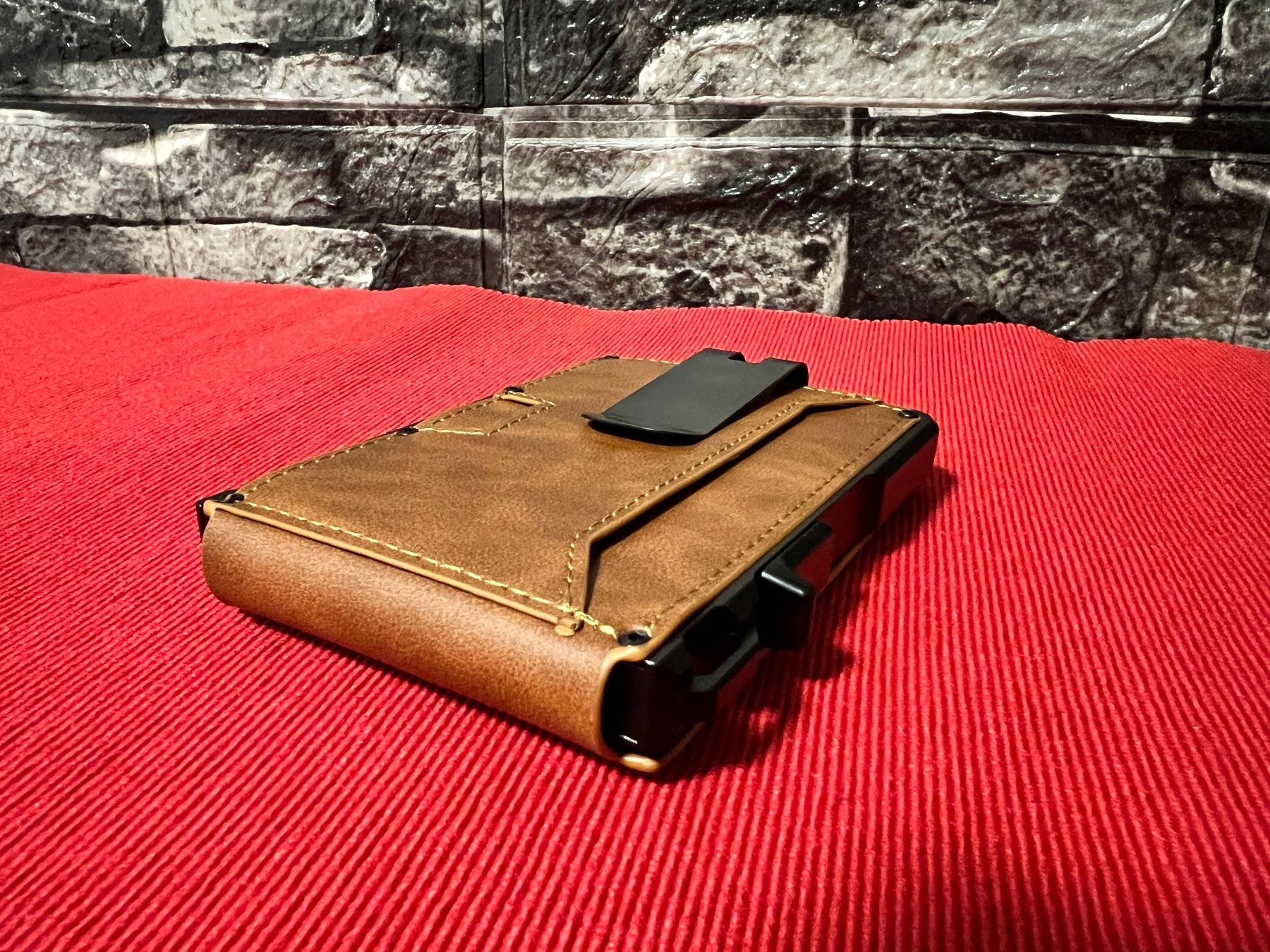 Brieftaschen: Schmales Portemonnaie, mit Clip – Neu und originalverpackt aus Bern von No1e 4