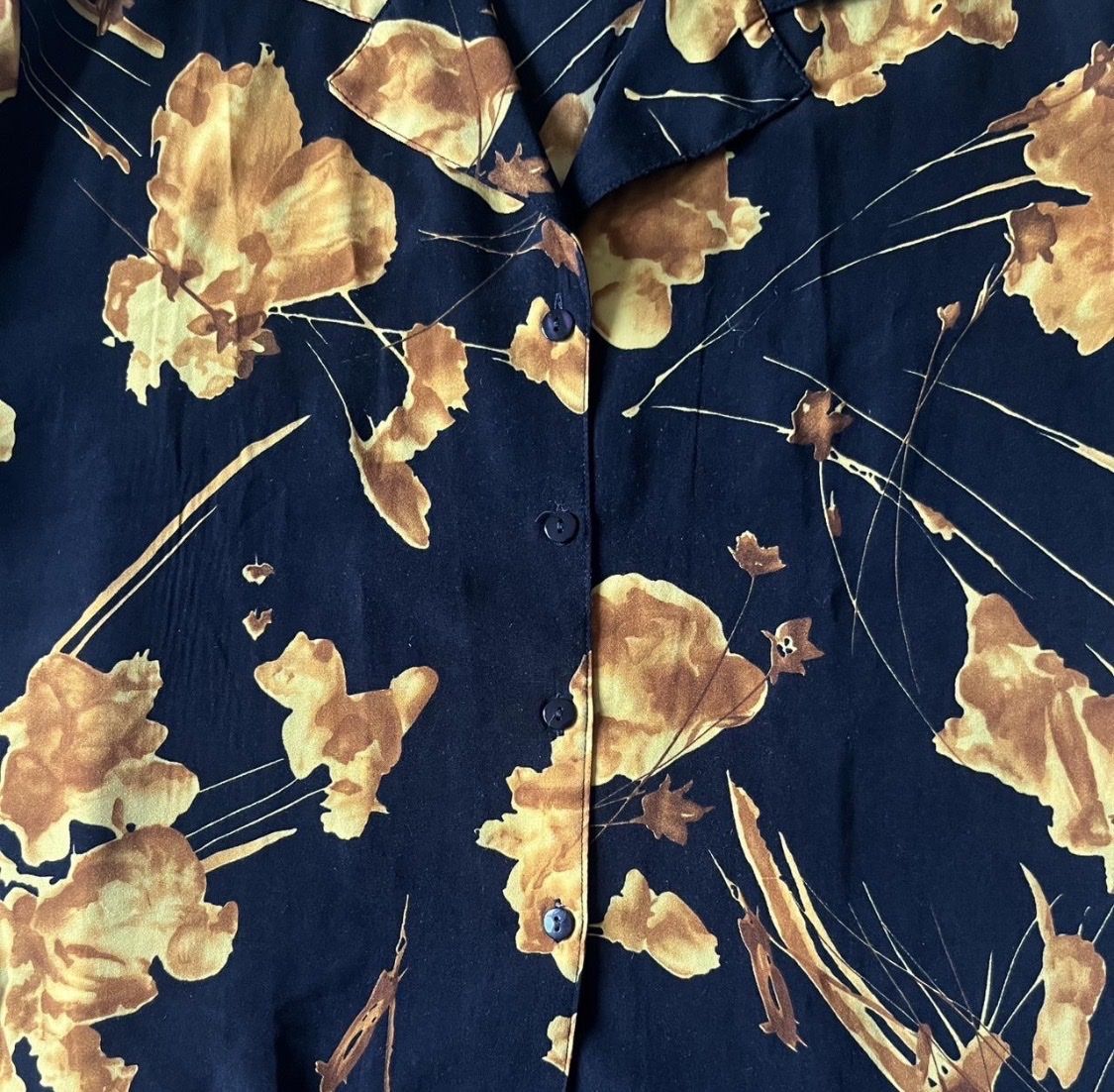 Camicette: Schwarze Bluse mit Gelb-Gold Print – Usato da Zürich venduto da Ivadodo 2