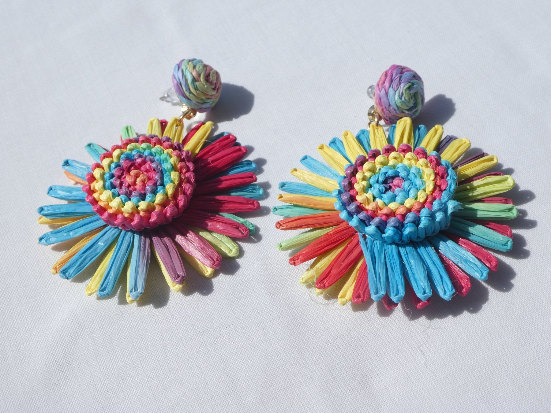 Orecchini pendenti & Orecchini a lobo: Grosse Raffia-Blumen-Ohrstecker, Modeschmuck / NEU – Nuovo (secondo la descrizione) da Gattikon venduto da kaandooh
