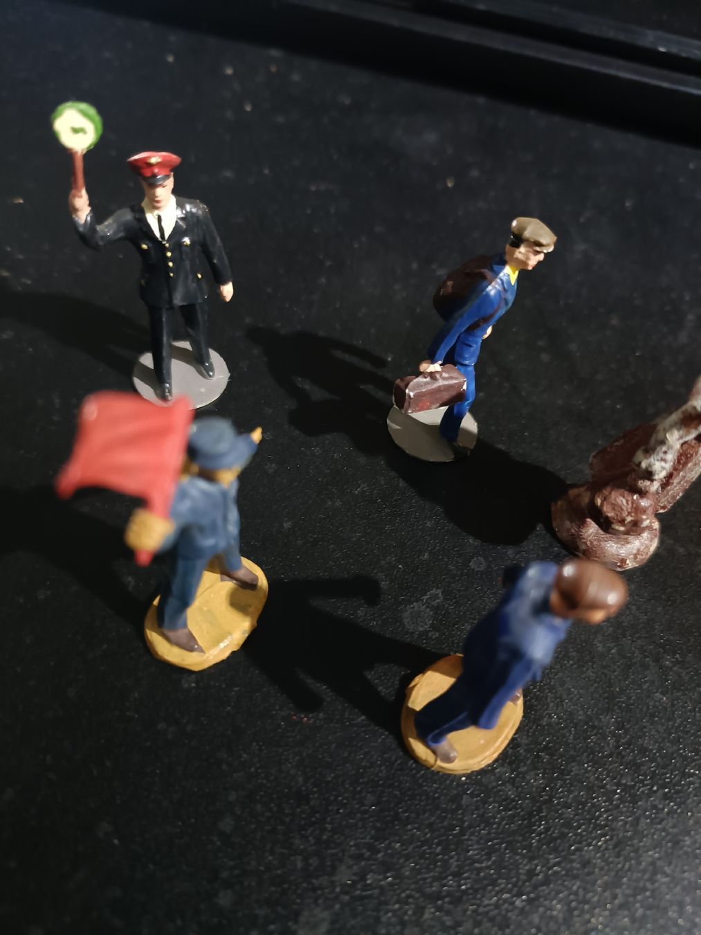 Modelleisenbahnen: Bahnhof Figuren Kunststoff Spur 0? Ca. 5 cm. gross.  – Gebraucht aus Mesocco von andergia 6