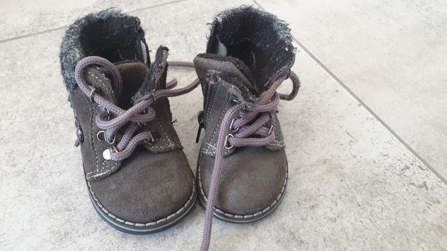 Schuhe für Mädchen: Chaussures bébé taille 19 – Gebraucht aus Le Noirmont von Guiguiguette