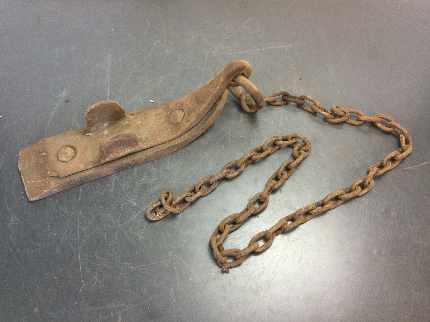 Outils anciens: Antiker kleiner rostiger Radschuh mit Eisenkette – D'occasion à Wangen SZ par kuriosum12