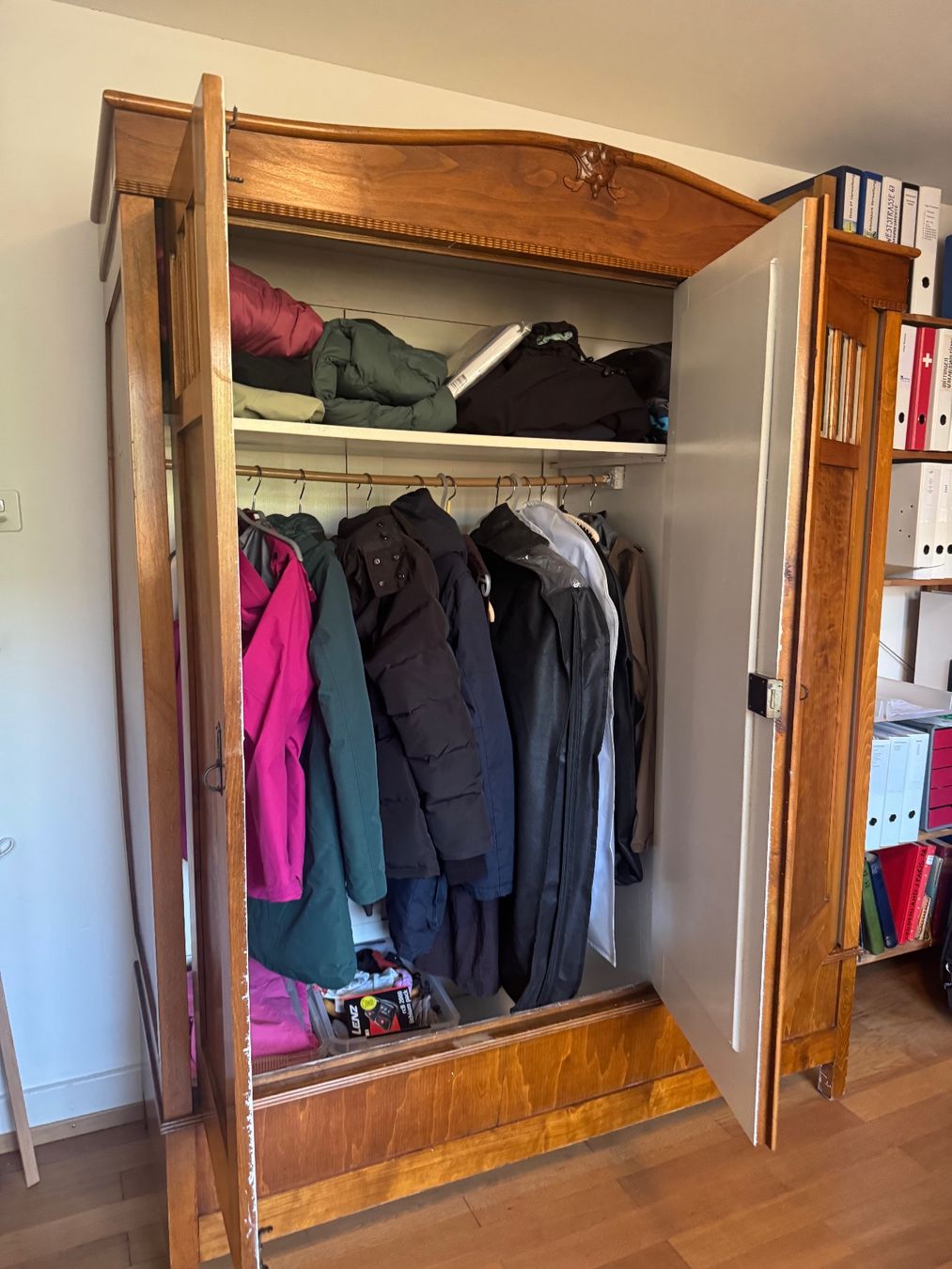 Armadi: antiker Schrank – Usato da Winterthur venduto da Kae234 3