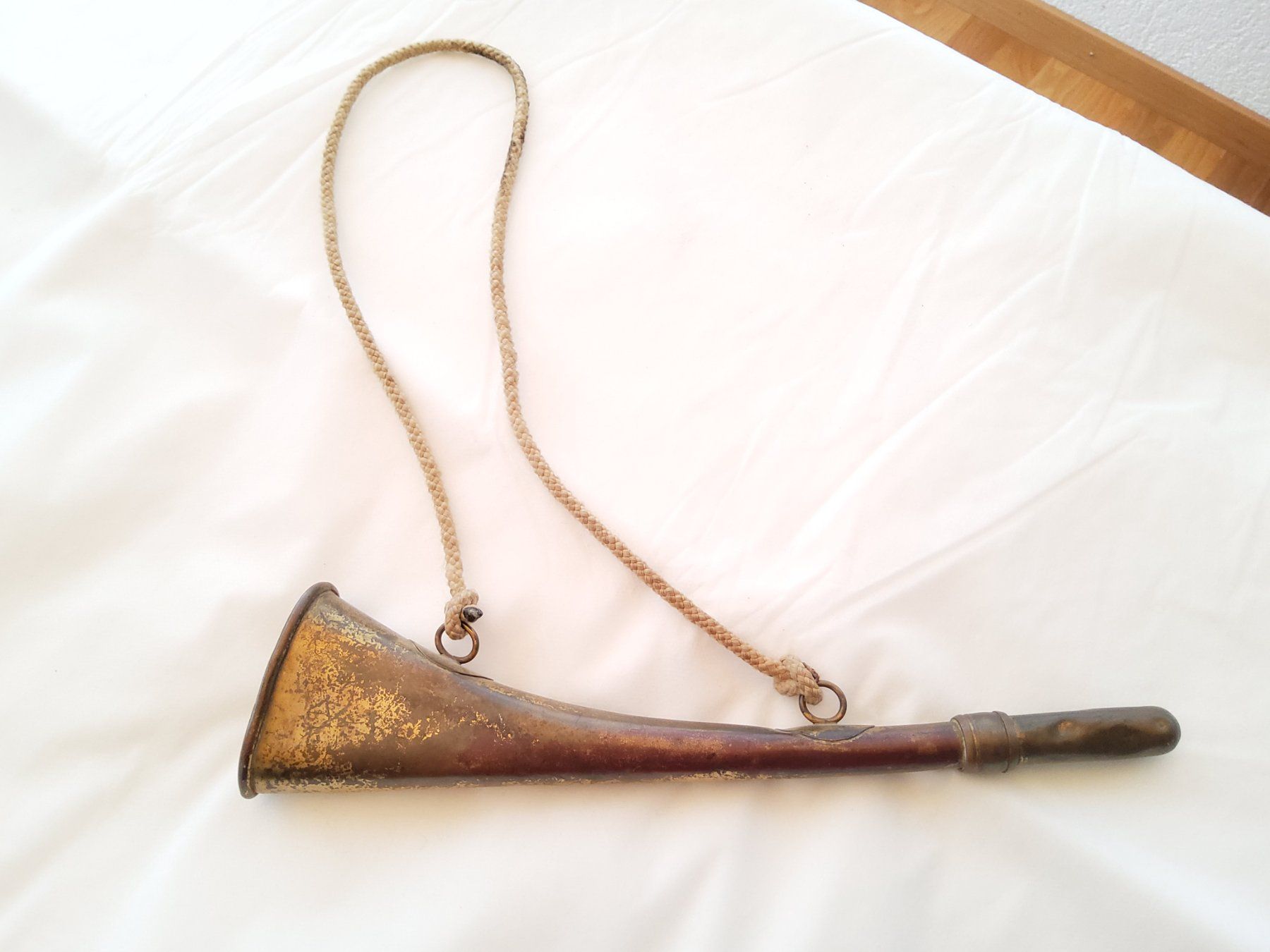 Tutti gli attrezzi: Antique cor de chasse avec cordelette  – Usato da Malleray venduto da Broc-Mo