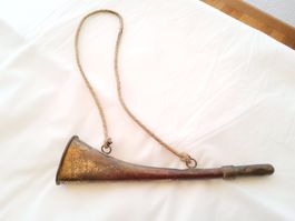 Antique cor de chasse avec cordelette 