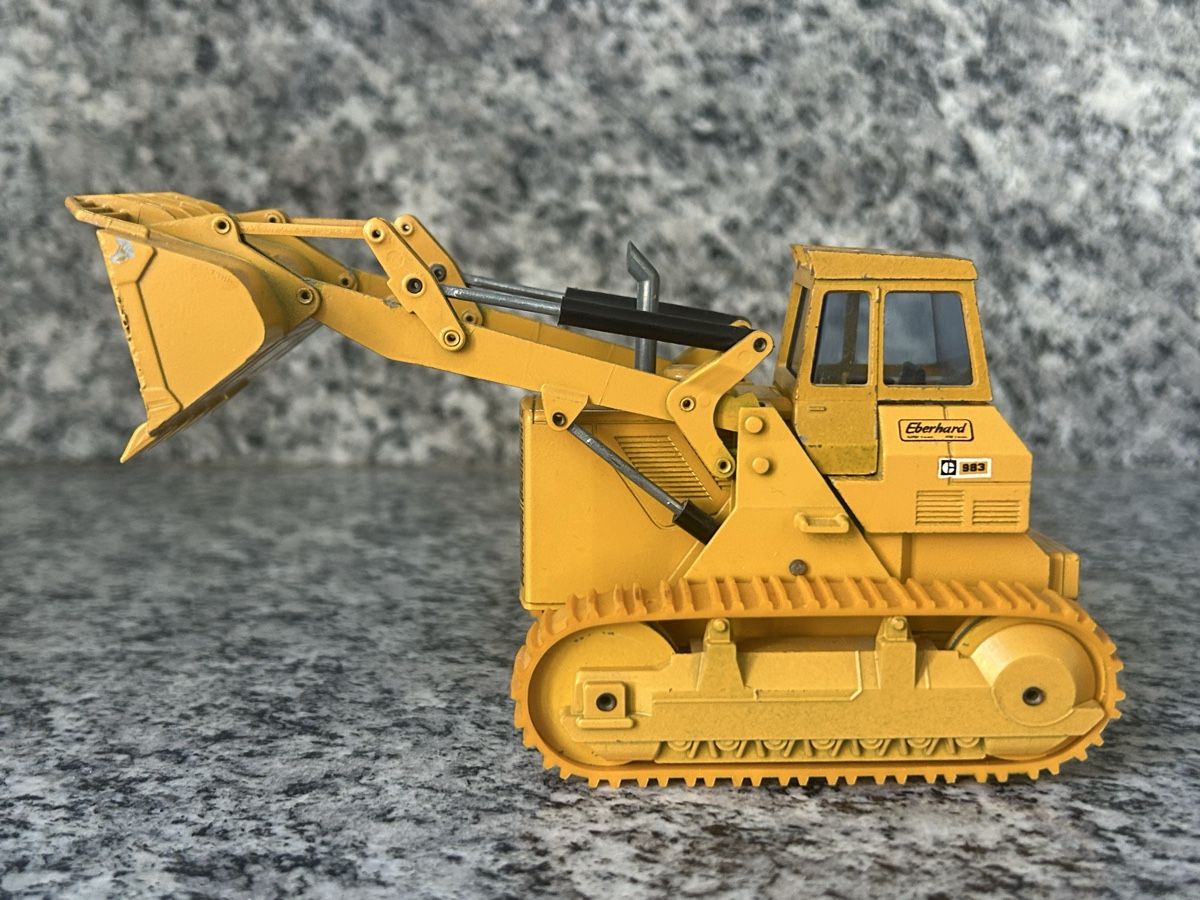 Caterpillar Kit di modellismo & Modellini statici: Caterpillar 983, 1:50 , NZG – Usato da Horw venduto da Tigercat635