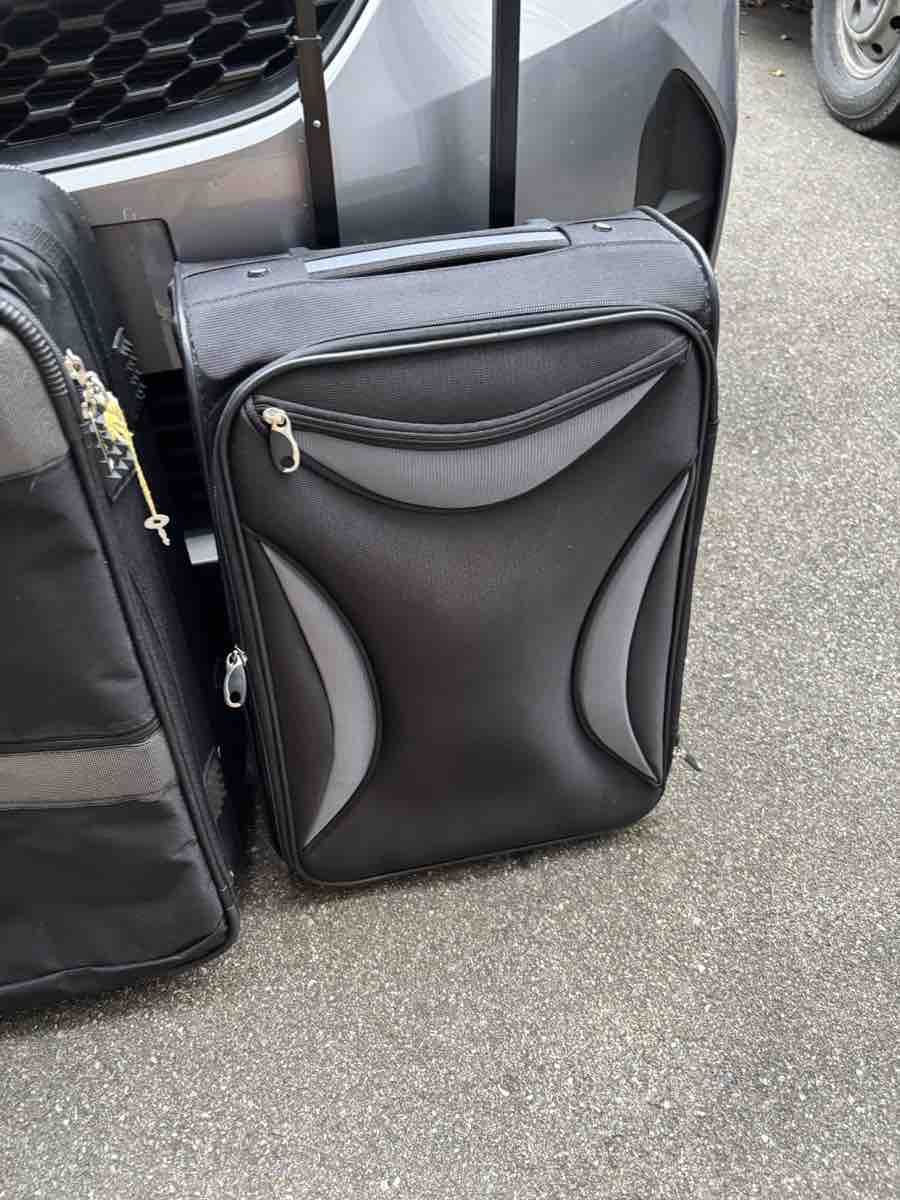 Valigie: Trolley Suitcase Black Acceptable Condition – Usato da Dietlikon venduto da sdarli2003 2