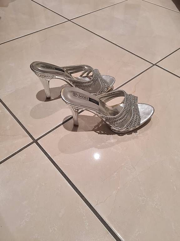Scarpe da donna: Highheels mit Strasssteine silber Gr. 37 – Usato da Erlen venduto da danilo1701