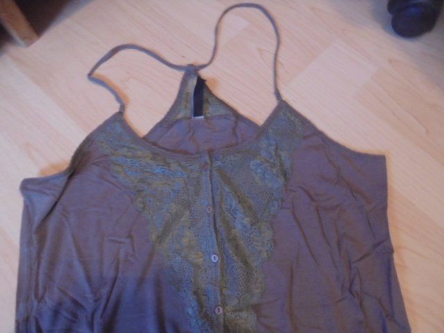 Tops: Top Olive mit Spitzen Gr. L NEU – Neu (gemäss Beschreibung) aus Hinwil von Glasperlen 1