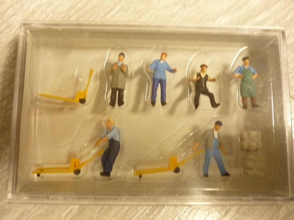 Figurines [HO] : Ouvriers en direction de la gare - PREISER 10366