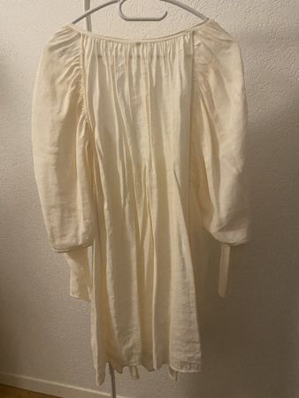 Robe blanc cassé manches chauve-souris broderie dos-nu H&M,M