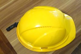 Helm für den kleinen Bauarbeiter