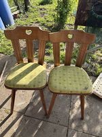 2 gepolsterte Holzstühle mit Herz