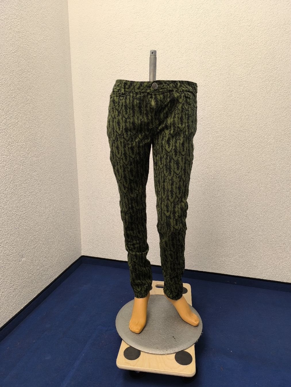 Jeans: Dunkelgrüne Hose mit Federmuster - Gothic, Punk, Emo – Usato da Fischbach LU venduto da BuBri