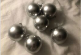 6 silberne Christbaumkugeln