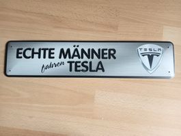 Blechschild-ECHTE MÄNNER FAHREN TESLA - 46 X 10 CM