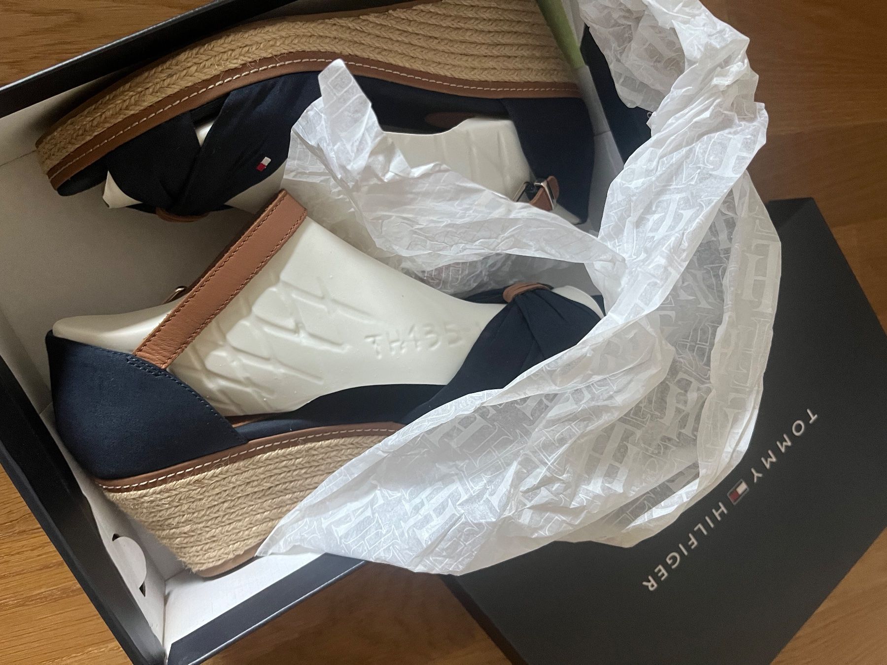 Tommy Hilfiger Scarpe da donna: Tommy Hilfiger Sandales – Nuovo (secondo la descrizione) da Gurmels venduto da sar_znc6 3