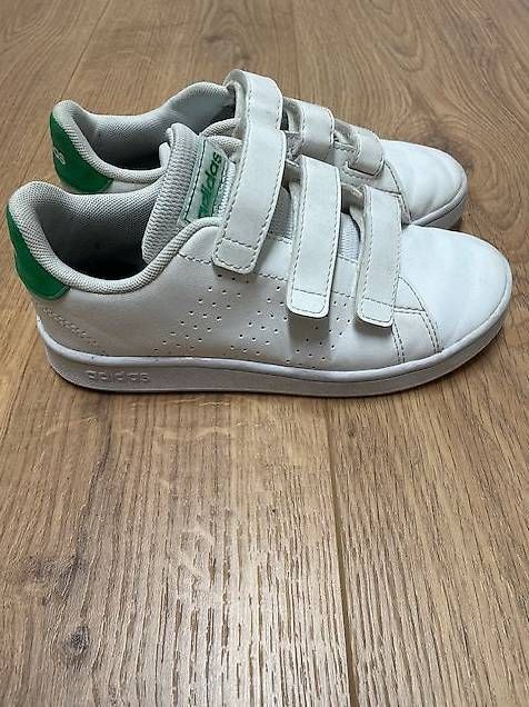 Chaussures garçon: Turnschuh von Adidas Gr. 32 – D'occasion à Pfäffikon Sz par alar 1