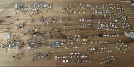 Alte Pins zu verkaufen, über 500 Stück