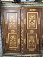Antiker Holzschrank mit Blumenmalerei gebrauchter Zustand
