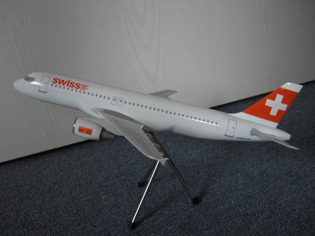 Swiss Modellbausätze & Standmodelle: Airbus Swiss A320-200  1:100 – Neu und originalverpackt aus Neuhausen a/Rhf von phantong