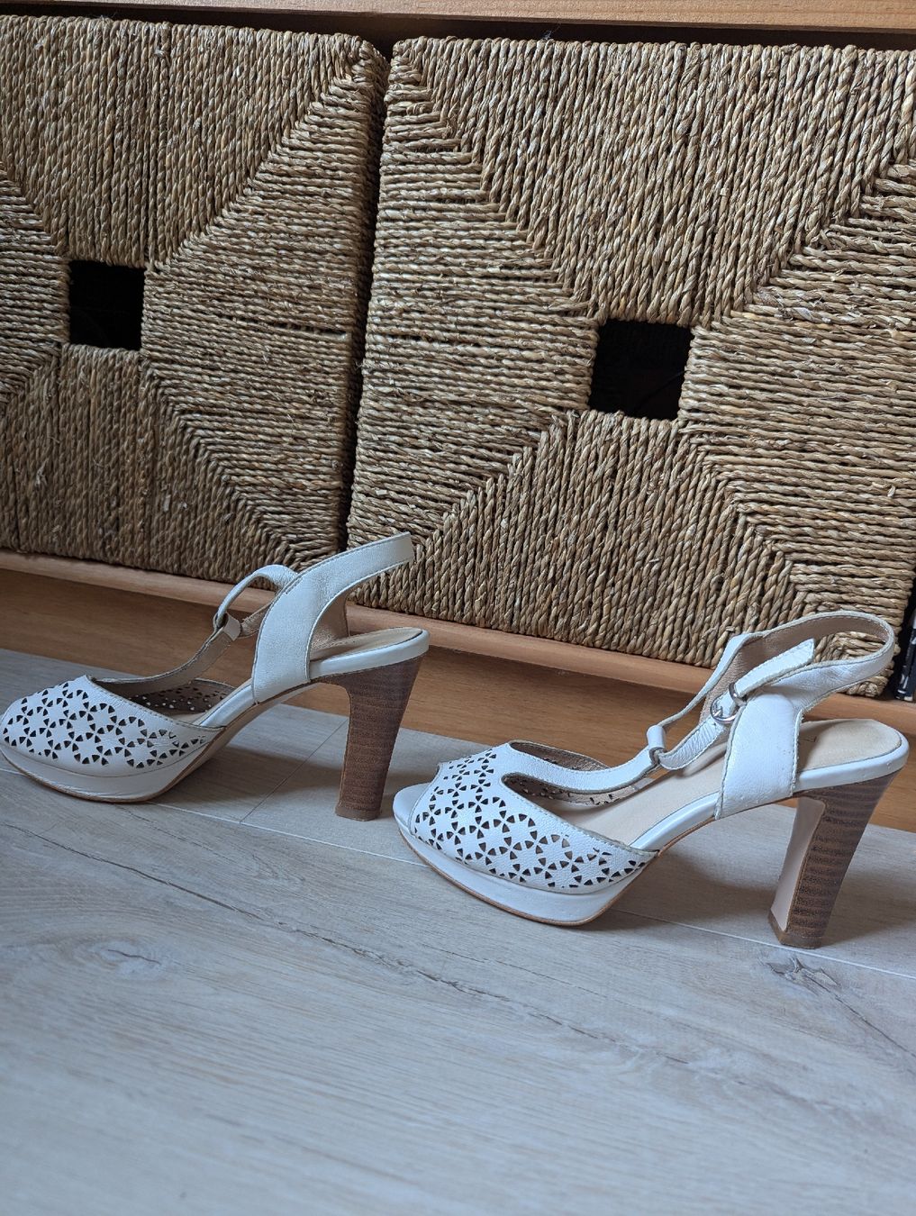 André Scarpe da donna: André White Summer Heels, Size 36 - Chic! – Usato da Schlieren venduto da maseam 1