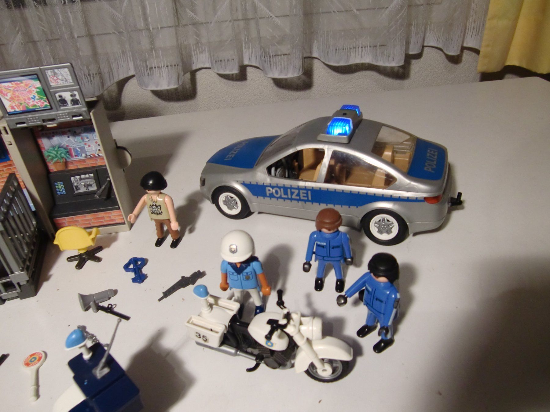 Playmobil Giocattoli: Playmobil Polizeistation klappbar - mit Polizeiauto – Usato da Arbon venduto da 200sterne 1