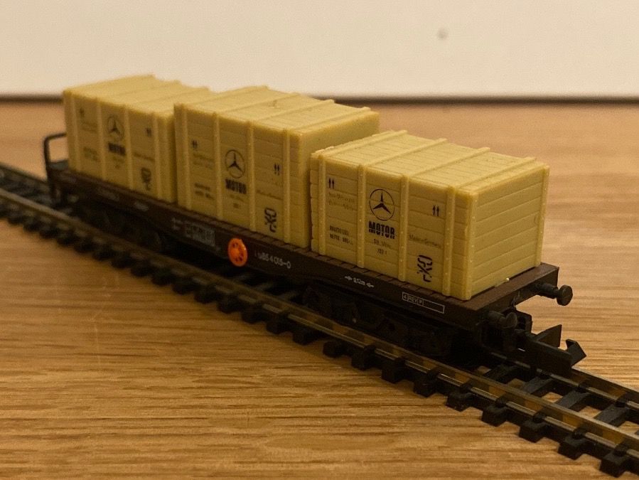 Arnold Modellini di ferrovie: Arnold 4961 Flachwagen mit Kisten – Nuovo (secondo la descrizione) da Schlierbach venduto da Look8 1