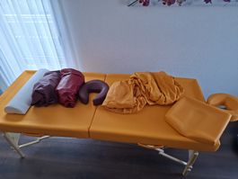 Ayurveda Massageliege mit aller Ausrüstung