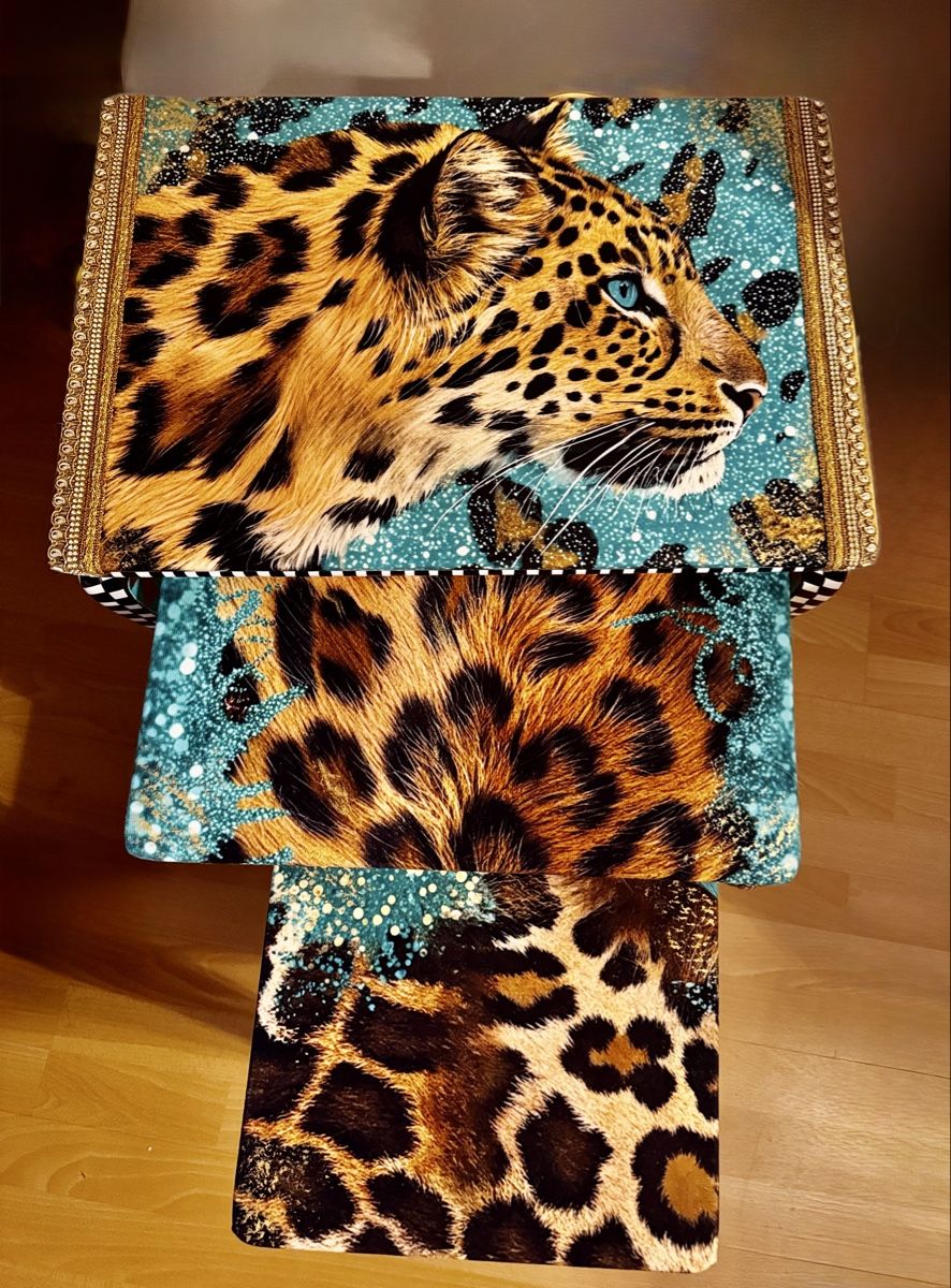 Set di tavolo e panche: Einzigartige Satztische, 3er Set, Leopardendesign, Top! – Usato da Niederurnen venduto da Chanel40 4