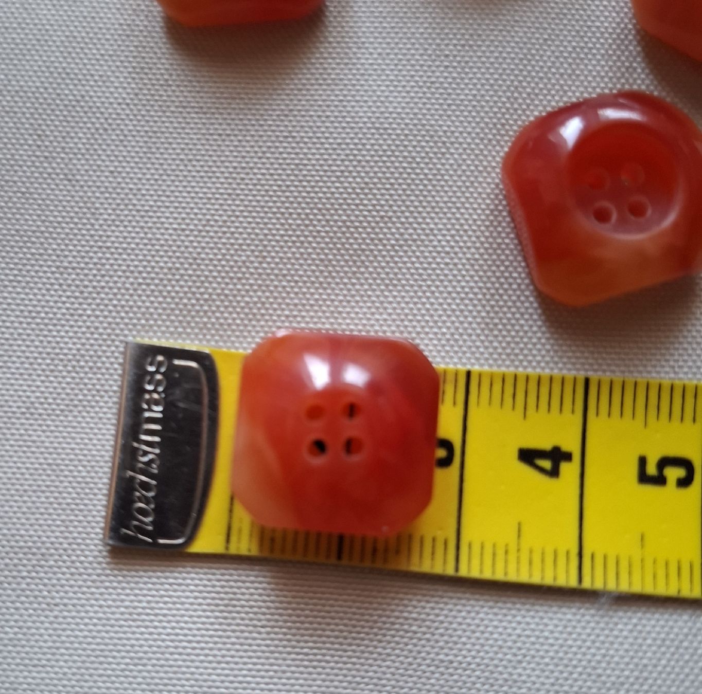 Knöpfe: 5 Stück Knöpfe, eckig abgerundet, 18 mm. – Gebraucht aus Dietikon von Hirschkopf 3