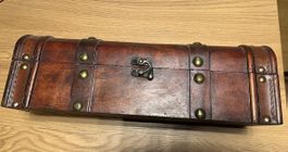 Holzkiste im Antik-Look mit Metalbeschlägen