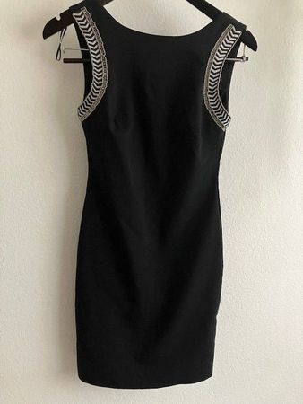 Robe noire élégante avec détails, idéale pour soirée T S