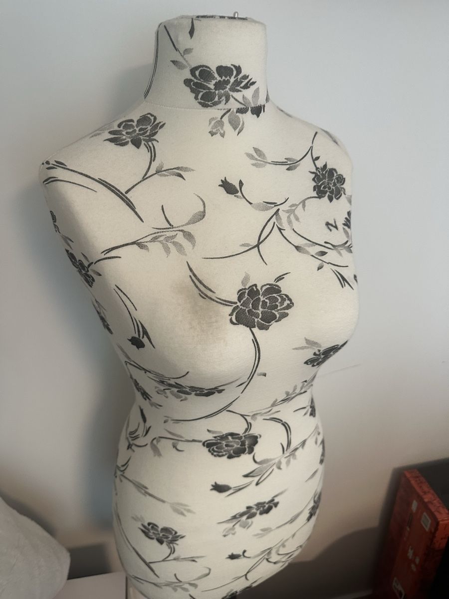 Ladenausstattungen & Messebau: Mannequin floral pattern adjustable height good condition – Gebraucht aus Dietlikon von DimitraS 1