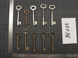 Lot mit 10 antiken Schlüsseln