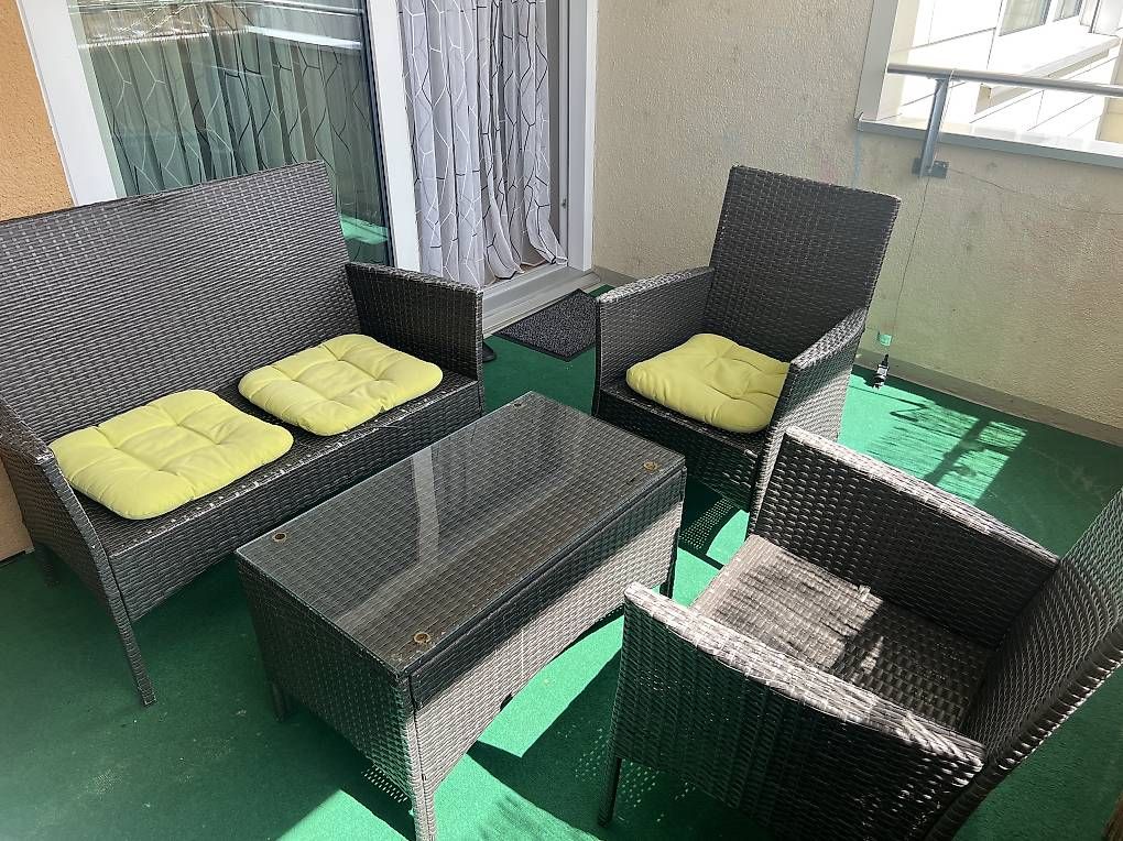 Set di tavolo e panche: Gratis Gartenlounge  – Usato da Sulgen venduto da AldinaA.
