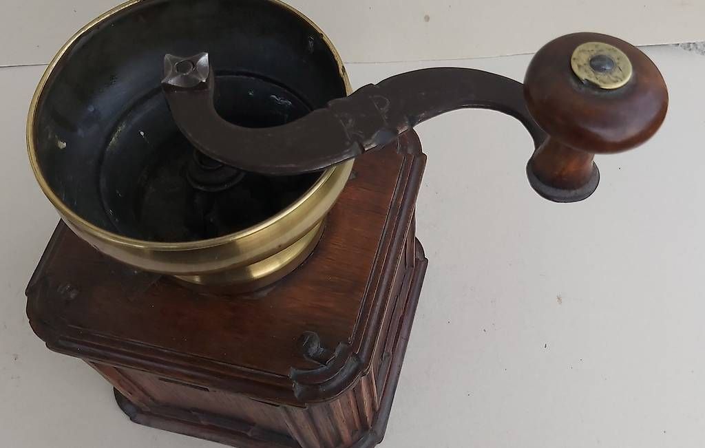 Macchine per caffè & Macchine per espresso: Super seltene Kaffeemühle um 1800 Eiche geschnitzt – Usato da Frasnacht venduto da Carawill 4