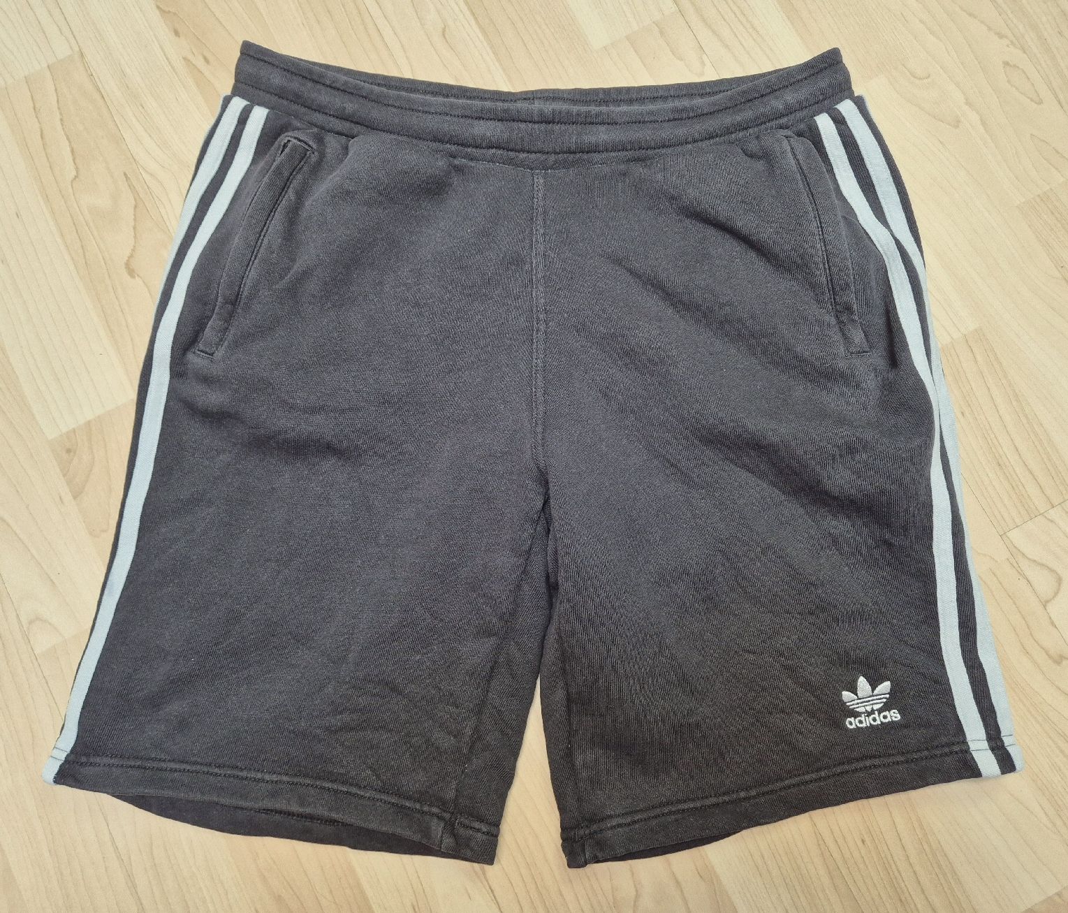 Adidas Pantaloni: Adidas Adicolor Trainingsshort Herren Grösse M – Usato da St. Gallen venduto da CaliSunshine