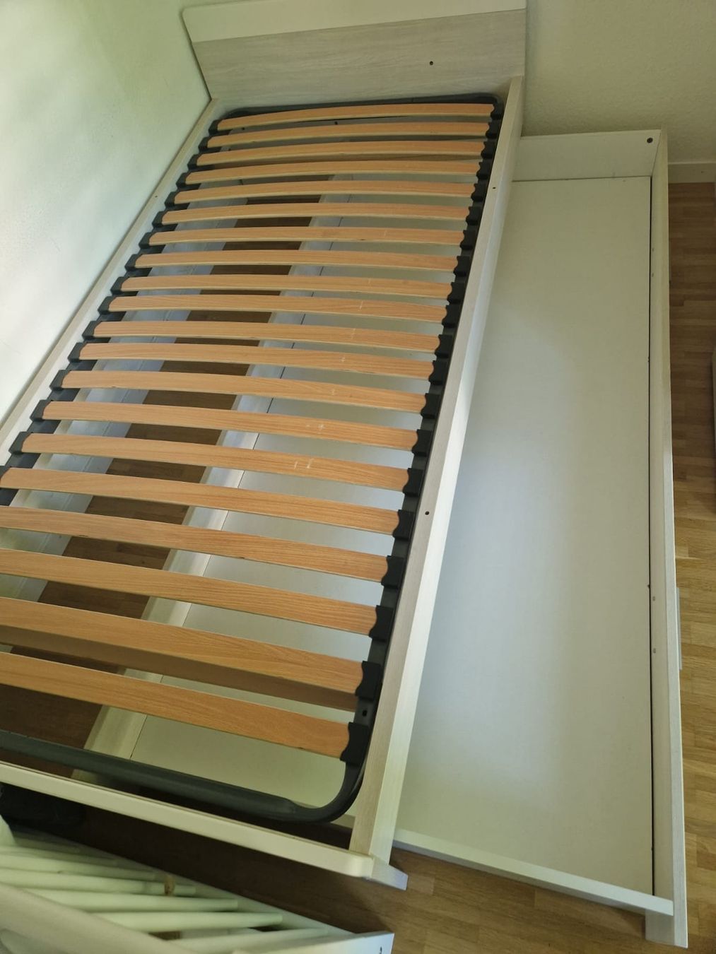 Letti: Gebrauchtes Einzelbett mit Lattenrost und Schublade – Usato da Therwil venduto da temle37 1